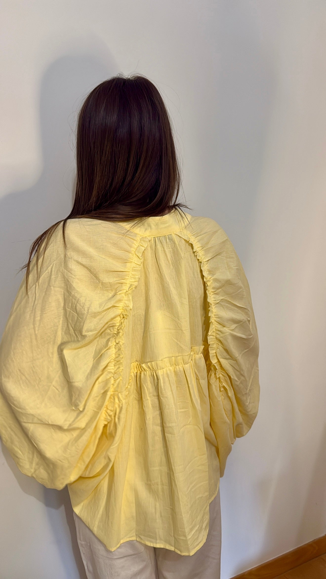 Chemise jaune avec volants dans le dos