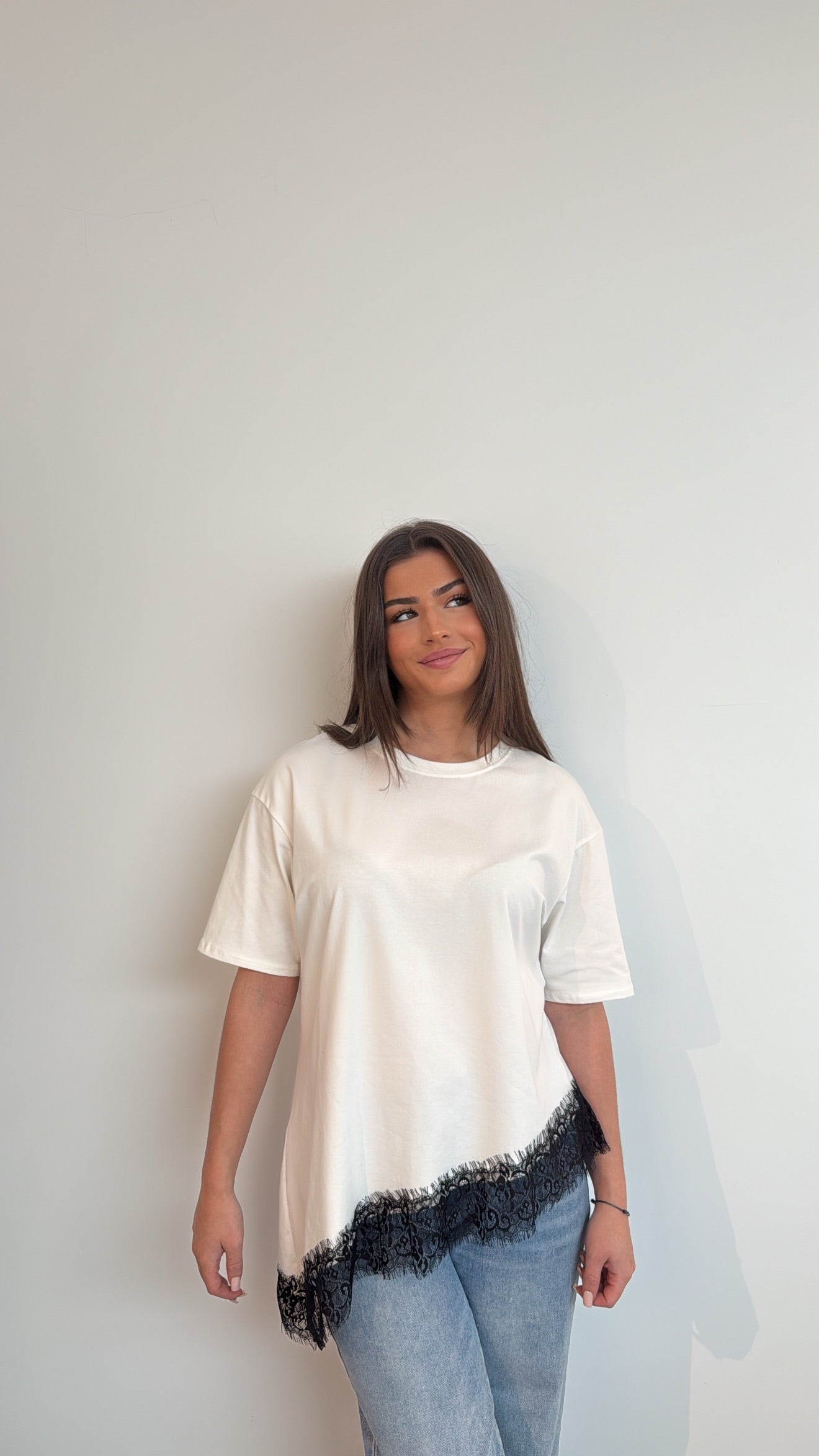 T-shirt blanc asymétrique avec dentelle noire