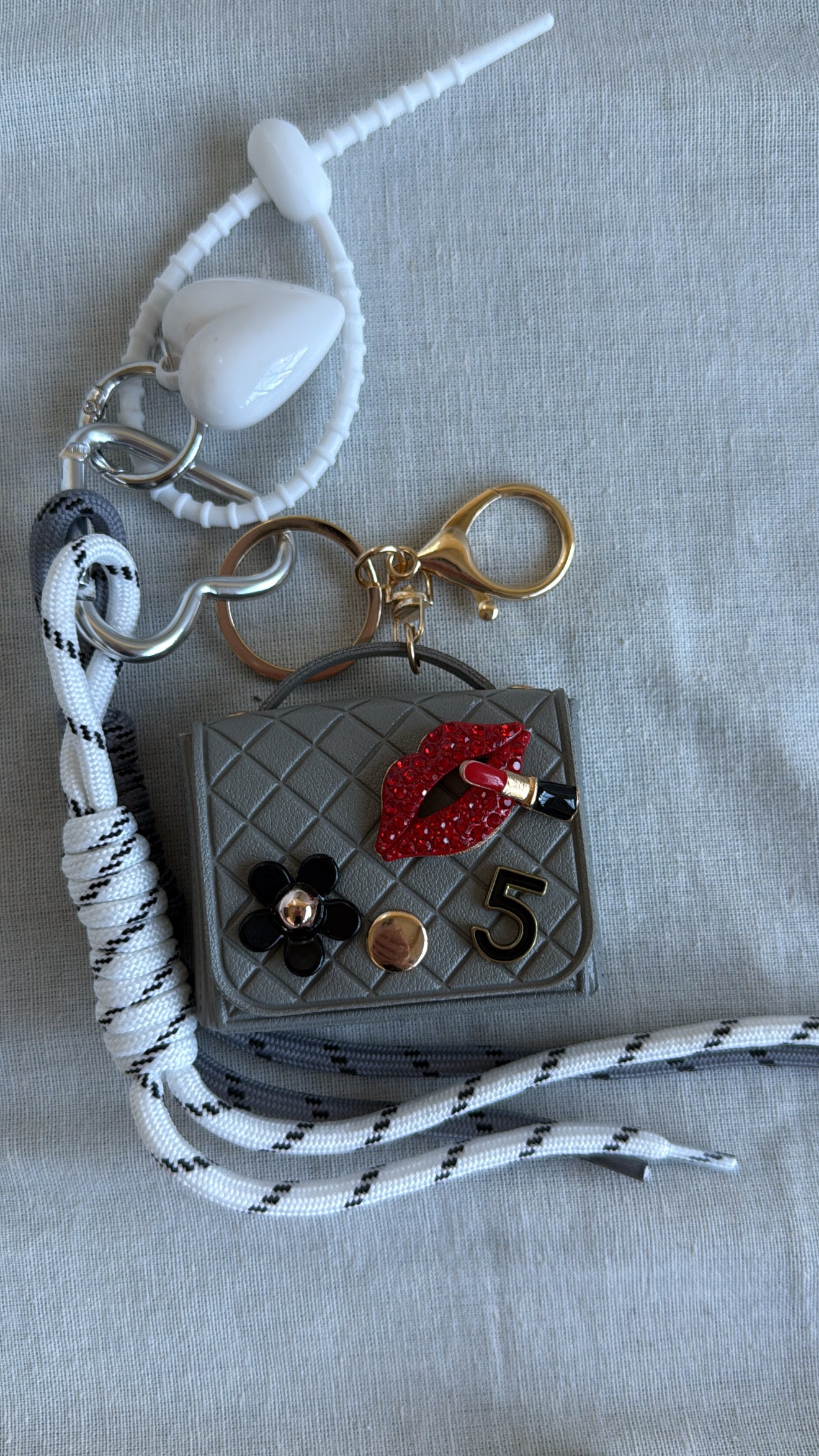 Porte-clés sac "Lips & Flowers" / Gris