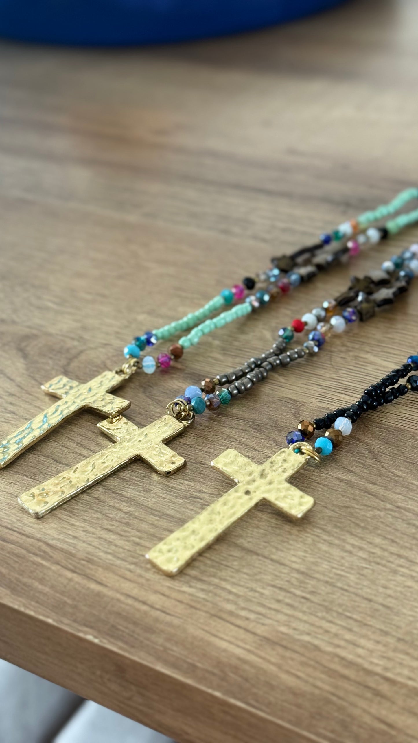 Sautoir croix dorée/perles